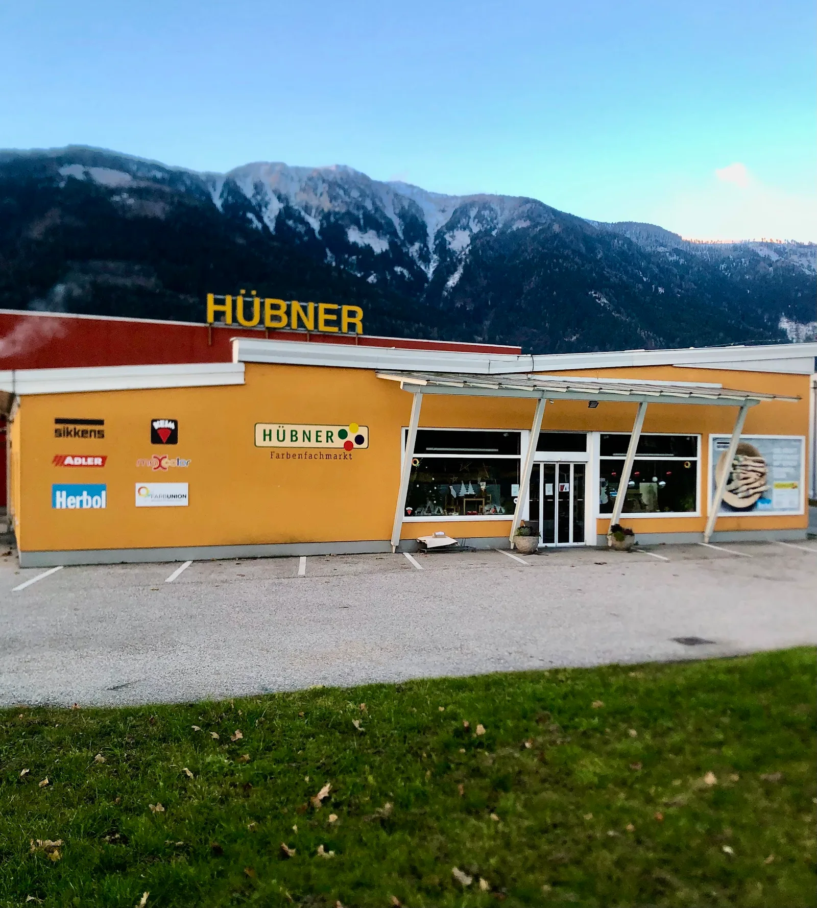 Außenansicht des Farbenfachmarkts in Spittal