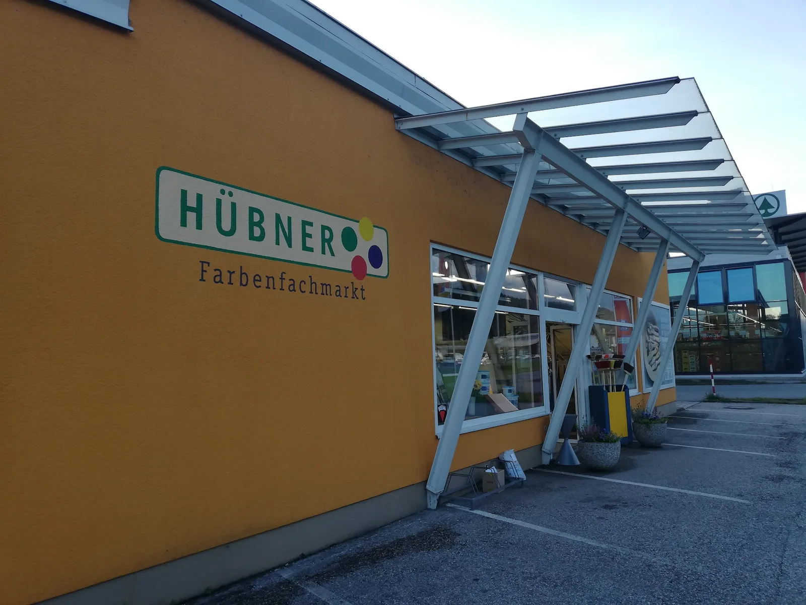 Eingang des Farbenfachmarkts mit Firmenzeichen