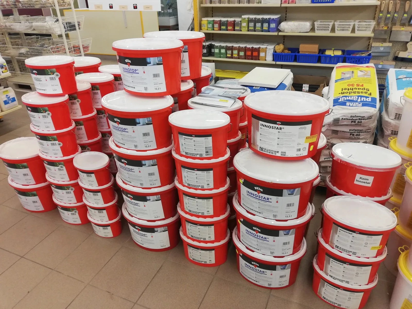 Farben und Putzsortiment im Fachmarkt
